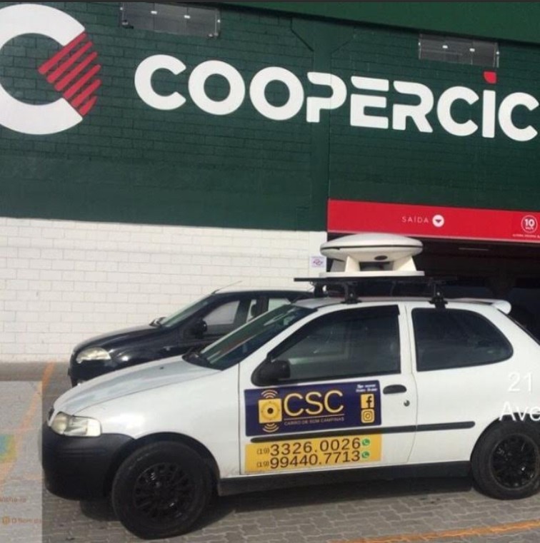 Carro de som da JB Public em frente ao Assaí Atacadista