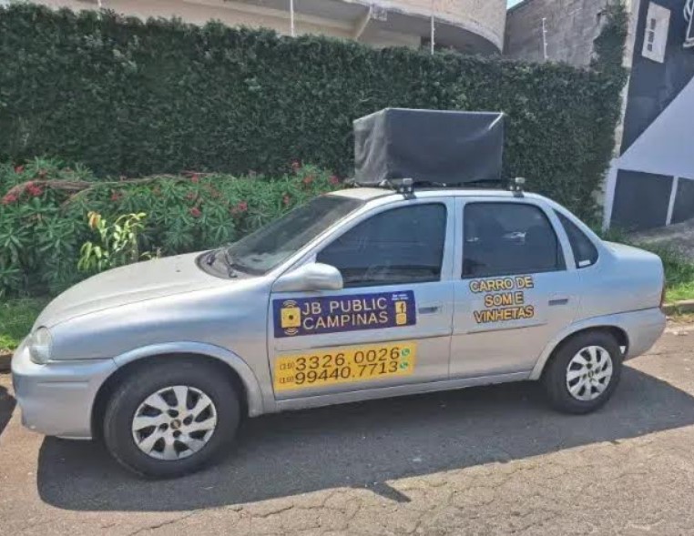Veículo da JB Public equipado para divulgação sonora